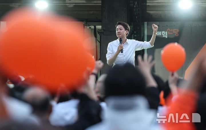 [대구=뉴시스] 이무열 기자 = 이준석 개혁신당 대선 후보가 2일 대구 수성구 수성못 상화동산에서 열린 집중유세에서 지지를 호소하고 있다. 2025.06.02. lmy@newsis.com