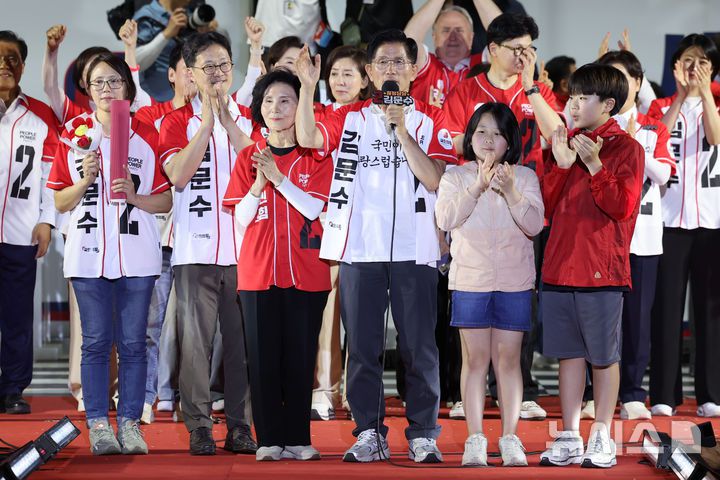 [서울=뉴시스] 권창회 기자 = 김문수 국민의힘 대선 후보가 2일 서울 중구 서울시청 광장에서 열린 파이널유세에서 지지호소를 하고 있다. 2025.06.02. kch0523@newsis.com