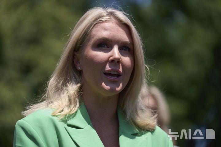 [워싱턴=AP/뉴시스]캐롤라인 레빗 백악관 대변인이 2일(현지 시간) 백악관 경내에서 취재진 질문에 답하고 있다. 2025.06.03.