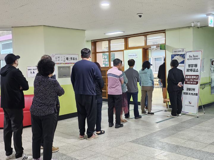 [화성=뉴시스] 양효원기자 = 제21대 대통령 선거일인 3일 오전 6시께 경기 화성시 병점동 송화초등학교에 마련된 병점1동 제1투표소에서 시민들이 투표하고 있다. 2025.6.3. hyo@newsis.com *재판매 및 DB 금지