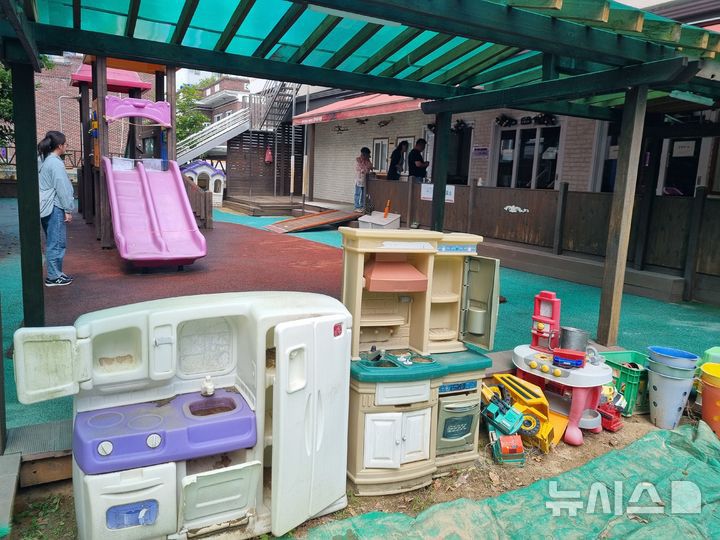 [울산=뉴시스] 박수지 기자 = 제22대 대통령선거일인 3일 오전 울산 중구 양지유치원 '초롱꽃반'에 마련된 '우정동제2투표소'에 유권자들이 투표하고 있다. parksj@newsis.com