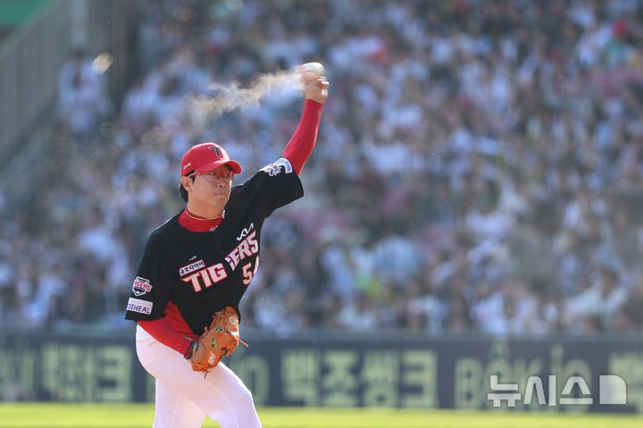 [서울=뉴시스] 프로야구 KIA 타이거즈 양현종이 3일 서울 잠실구장에서 열린 2025 신한 쏠뱅크 KBO리그 두산 베어스와의 경기에 선발 등판해 공을 던지고 있다. (사진=KIA 타이거즈 제공) 2025.06.03.