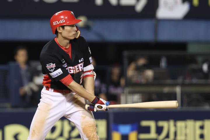 [서울=뉴시스] 프로야구 KIA 타이거즈의 김호령이 3일 서울 잠실구장에서 열린 2025 신한 쏠뱅크 KBO리그 두산 베어스와의 경기에서 안타를 치고 있다. (사진=KIA 타이거즈 제공) 2025.06.03. *재판매 및 DB 금지