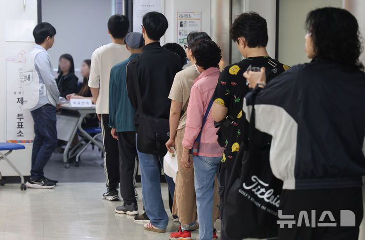 [부산=뉴시스] 하경민 기자 = 제21대 대통령 선거일인 3일 부산 연제구청에 마련된 연산제2동 제3투표소에서 유권자들이 소중한 한 표를 행사하기 위해 줄을 서고 있다. 2025.06.03. yulnetphoto@newsis.com