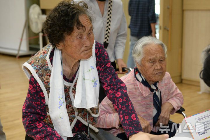 [울산=뉴시스] 배병수 기자 = 제21대 대통령선거일인 3일 오전 울산 울주군 온양읍 제1투표소에서 오무식(왼쪽),김두리(100세)어르신들이 투표를 하기위해 본인 확인을 하고 있다. 2025.06.03.bbs@newsis.com.