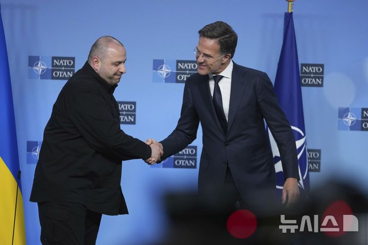 [브뤼셀=AP/뉴시스] 지난 4일(현지 시간) 마르크 뤼터 나토 사무총장(오른쪽)과 루스템 우메로우 우크라이나 국방부 장관이 벨기에 브뤼셀 나토 본부에서 열린 '우크라이나 국방 연락 그룹' 회의에 앞서 기자회견을 한 뒤 악수하고 있다. 2025.06.25.