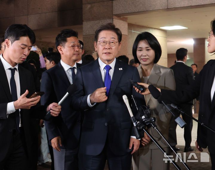 [인천=뉴시스] 전진환 기자 = 이재명 대통령이 4일 밤 인천 계양구 자택을 나와 인사말을 하고 있다. 2025.06.04.  amin2@newsis.com