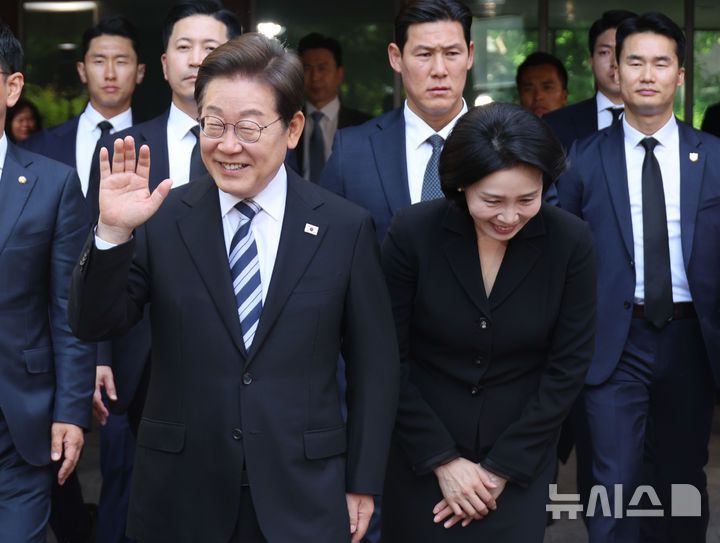 [인천=뉴시스] 최진석 기자 = 이재명 대통령과 김혜경 여사가 4일 인천 계양구 사저를 나서며 주민들을 향해 인사하고 있다. (대통령실통신사진기자단) 2025.06.04. myjs@newsis.com