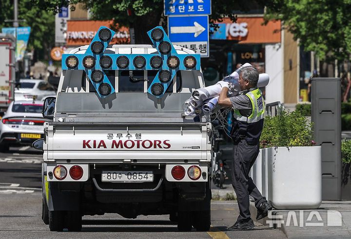 [서울=뉴시스] 정병혁 기자 = 제21대 대통령 선거가 끝난 4일 서울 종로구 광화문네거리에서 종로구청 관계자들이 선거 현수막을 철거하고 있다. 2025.06.04. jhope@newsis.com