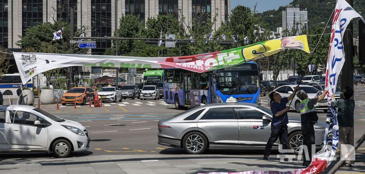 [서울=뉴시스] 정병혁 기자 = 제21대 대통령 선거가 끝난 4일 서울 종로구 광화문네거리에서 종로구청 관계자들이 선거 현수막을 철거하고 있다. 2025.06.04. jhope@newsis.com