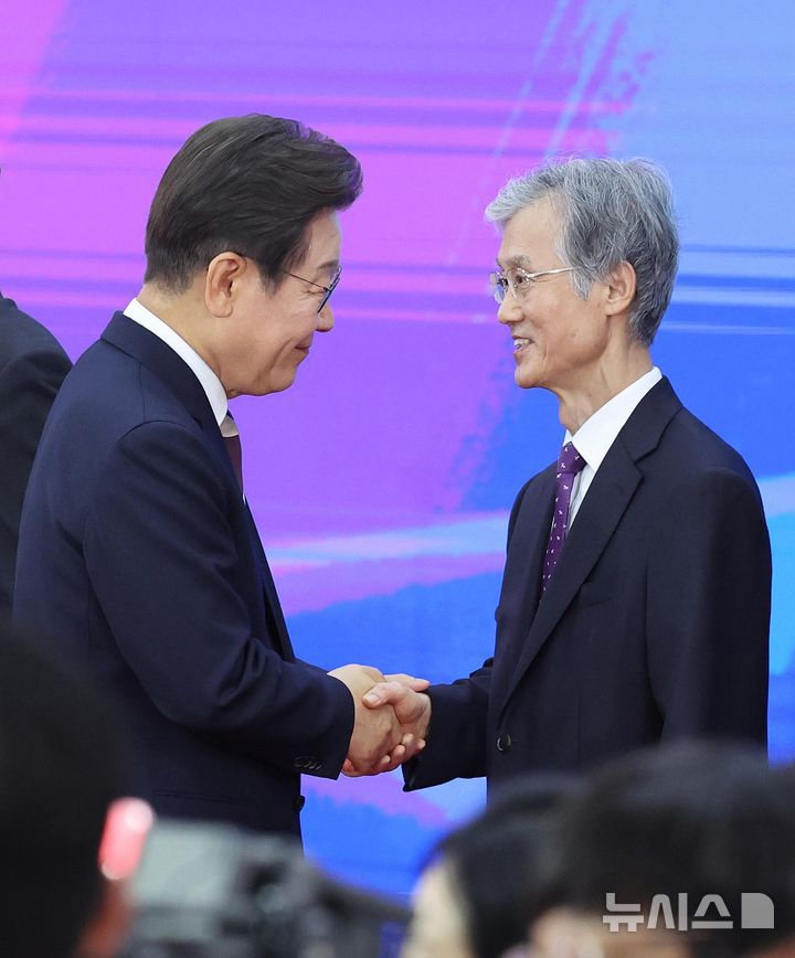 [서울=뉴시스] 국회사진기자단 = 이재명 대통령이 4일 서울 여의도 국회 로텐더홀에서 열린 제21대 대통령 취임선서식을 마친 뒤 조희대 대법원장과 인사하고 있다. 2025.06.04. photo@newsis.com