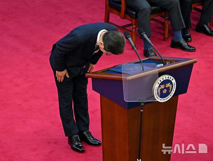 [서울=뉴시스] 국회사진기자단 = 사진은 이재명 대통령이 지난 4일 서울 여의도 국회 로텐더홀에서 열린 제21대 대통령 취임선서식에서 고개 숙여 인사하고 있는 모습. 2025.06.04. photo@newsis.com