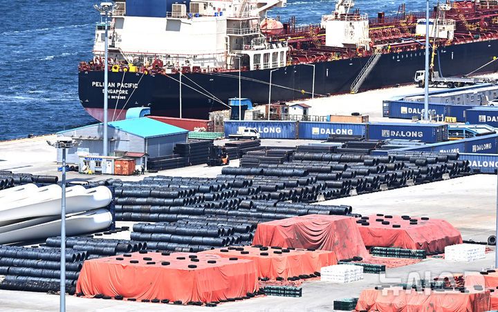 [평택=뉴시스] 김종택 기자 = 4일 경기 평택시 포승읍 평택항 수출 야적장에 철강 제품이 쌓여있는 모습. 2025.06.04. jtk@newsis.com