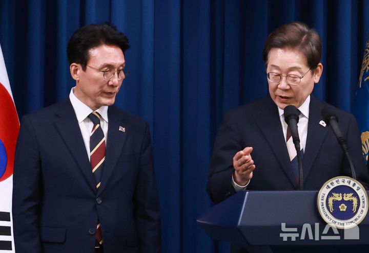 [서울=뉴시스] 고범준 기자 = 이재명 대통령이 4일 서울 용산 대통령실 청사에서 새 정부 첫 인사 발표를 하고 있다. 왼쪽은 김민석 국무총리 후보자. (대통령실통신사진기자단) 2025.06.04. bjko@newsis.com