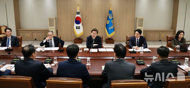 [서울=뉴시스] 최진석 기자 = 이재명 대통령이 4일 서울 용산 대통령실 청사에서 '비상경제점검 태스크포스(TF) 회의'를 주재하고 있다. (대통령실통신사진기자단) 2025.06.04. myjs@newsis.com