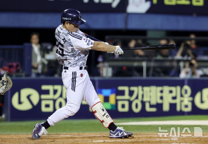 [서울=뉴시스] 홍효식 기자 = 4일 서울 송파구 잠실야구장에서 열린 2025 KBO리그 KIA 타이거즈와 두산 베어스의 경기, 5회말 2사 주자없는 상황 두산 양의지가 솔로 홈런을 치고 있다. 2025.06.04. yesphoto@newsis.com