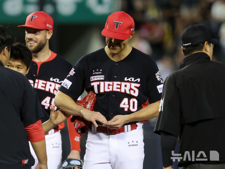 [서울=뉴시스] 홍효식 기자 = 4일 서울 송파구 잠실야구장에서 열린 2025 KBO리그 KIA 타이거즈와 두산 베어스의 경기,5회말 1사 KIA 네일이 두산 케이브의 타구를 처리하는 과정에서 손가락 통증을 느끼고 있다. 2025.06.04. yesphoto@newsis.com