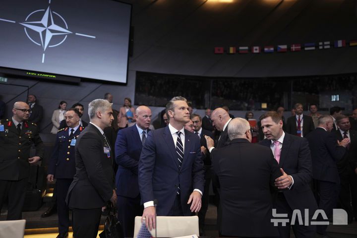 [AP/뉴시스] 5일 브뤼셀 나토 본부의 국방장관 회의장 내 미 헤그세스 국방장관