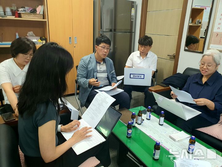 [창원=뉴시스] 강경국 기자 = 정영배 경남 창원시 체육진흥과장이 5일 시청 프레스센터에서 프로야구 NC다이노스 측의 요구 사항과 관련해 기자간담회를 갖고 있다. 2025.06.05. kgkang@newsis.com