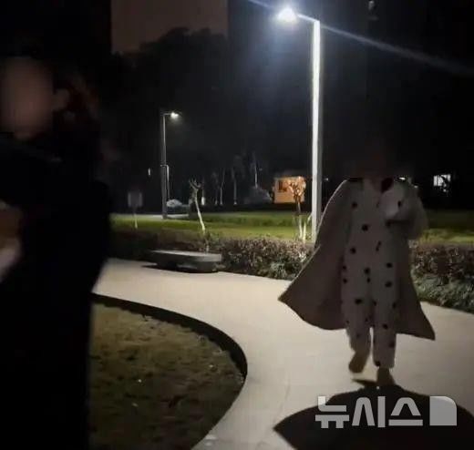 [뉴시스] 중국 충칭에서 몸싸움이 벌어진 주거 단지 내부의 모습이다. 한 남성이 목줄 없이 다니는 개를 지적하면서 시작된 언쟁이 몸싸움으로 번졌다. (사진=홍망) 2025.06.03.
