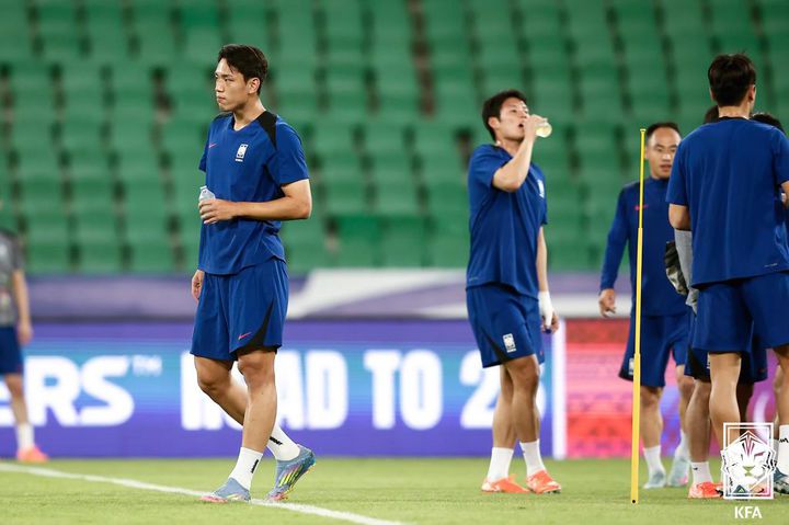 [서울=뉴시스]  2026 FIFA 북중미 월드컵 3차 예선 이라크와의 경기를 앞둔 축구대표팀 오세훈이 지난달 4일(현지 시간) 이라크 바스라국제경기장에서 훈련 중 물을 마시고 있다. (사진=대한축구협회 제공) 2025.06.05. photo@newsis.com *재판매 및 DB 금지