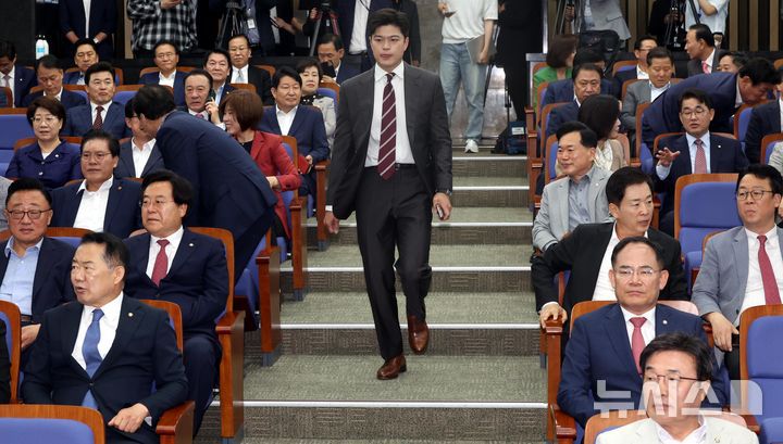 [서울=뉴시스] 조성봉 기자= 김용태 국민의힘 비상대책위원장이 5일 오전 서울 여의도 국회에서 열린 의원총회에 참석하고 있다. 2025.06.05. suncho21@newsis.com