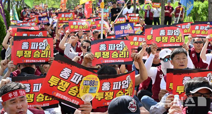 [광주=뉴시스] 김혜인 기자 = 전국자동차노동조합연맹 광주지역버스노동조합이 총파업을 시작한 5일 오후 광주 서구 광주시청 앞에서 '임금인상 승리쟁취' 총파업 투쟁 결의대회를 열고 삭발식을 갖고 있다. 2025.06.05. hyein0342@newsis.com