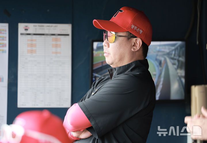 [서울=뉴시스] 정병혁 기자 = 5일 서울 송파구 잠실야구장에서 열린 2025 KBO리그 KIA 타이거즈와 두산 베어스의 경기, KIA 이범호 감독이 경기를 지켜보고 있다. 2025.06.05. jhope@newsis.com