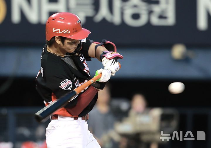 [서울=뉴시스] 정병혁 기자 = 5일 서울 송파구 잠실야구장에서 열린 2025 KBO리그 KIA 타이거즈와 두산 베어스의 경기, 5회초 1사 3루 상황 KIA 박찬호가 안타를 치고 있다. 2025.06.05. jhope@newsis.com