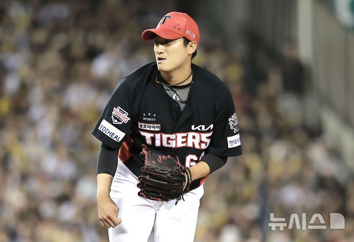 [서울=뉴시스] 정병혁 기자 = 5일 서울 송파구 잠실야구장에서 열린 2025 KBO리그 KIA 타이거즈와 두산 베어스의 경기, 7회말 2사 주자없는 상황 두산 여동건을 삼진으로 잡아낸 KIA 선발 김도현이 기뻐하고 있다. 2025.06.05. jhope@newsis.com