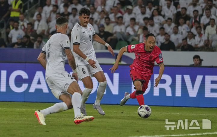 [바스라=AP/뉴시스] 문선민이 5일(현지 시간) 이라크 바스라 국제경기장에서 열린 2026 국제축구연맹(FIFA) 북중미월드컵 아시아 3차 예선 B조 9차전 이라크와 경기 중 공을 몰고 있다. 한국이 이라크를 2-0으로 꺾고 11회 연속 월드컵 본선 진출을 확정했다. 2025.06.06.