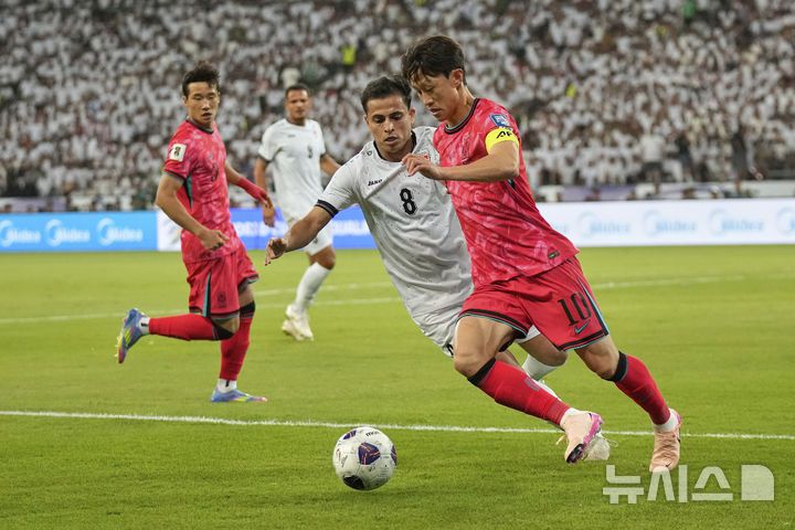 [바스라=AP/뉴시스] 이재성이 5일(현지 시간) 이라크 바스라 국제경기장에서 열린 2026 국제축구연맹(FIFA) 북중미월드컵 아시아 3차 예선 B조 9차전 이라크와 경기 중 공을 몰고 있다. 한국이 이라크를 2-0으로 꺾고 11회 연속 월드컵 본선 진출을 확정했다. 2025.06.06.