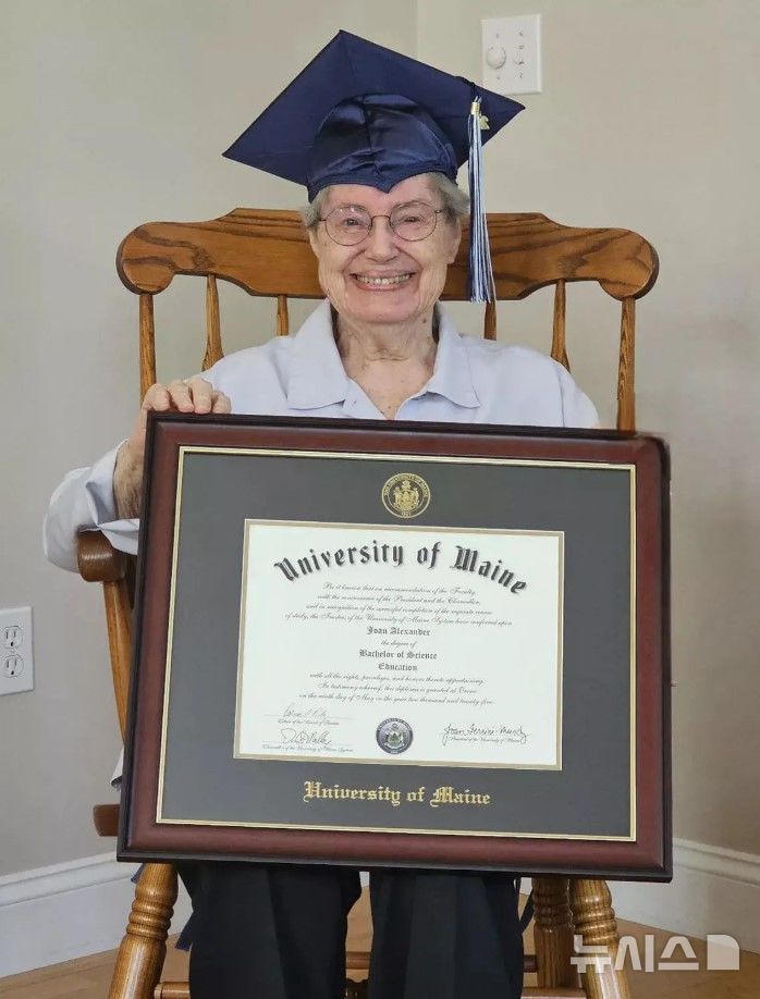 [뉴시스]임신으로 대학 졸업을 못 하게 된 88세 할머니가 60년 만에 졸업장을 수여했다. (사진=뉴욕포스트)