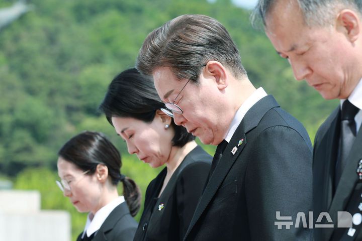 [서울=뉴시스] 고범준 기자 = 이재명 대통령과 김혜경 여사가 6일 서울 동작구 국립서울현충원에서 열린 제70회 현충일 추념식에서 현충탑 참배 후 묵념하고 있다. 2025.06.06. bjko@newsis.com