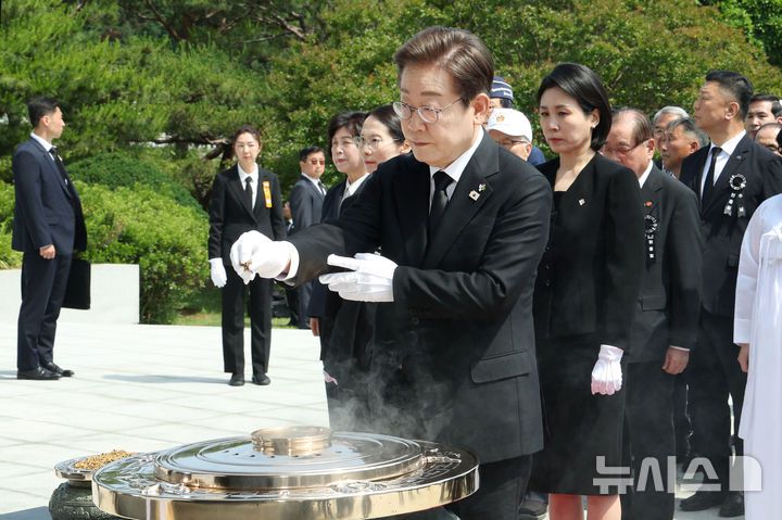 [서울=뉴시스] 고범준 기자 = 이재명 대통령이 6일 서울 동작구 국립서울현충원에서 열린 제70회 현충일 추념식에서 현충탑 참배를 하며 분향하고 있다. 2025.06.06. bjko@newsis.com