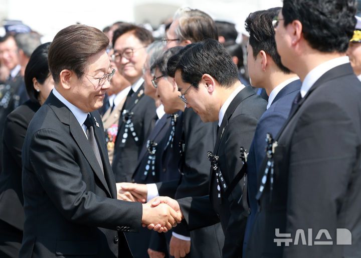 [서울=뉴시스] 고범준 기자 = 이재명 대통령이 6일 서울 동작구 국립서울현충원에서 열린 제70회 현충일 추념식에서 박찬대 더불어민주당 당대표 직무대행 겸 원내대표와 악수하고 있다. 2025.06.06. bjko@newsis.com