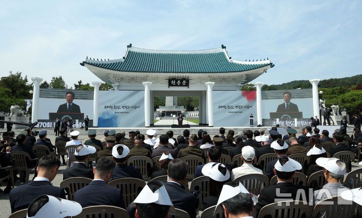 [서울=뉴시스] 고범준 기자 = 이재명 대통령이 6일 서울 동작구 국립서울현충원에서 열린 제70회 현충일 추념식에서 추념사를 하고 있다. 2025.06.06. bjko@newsis.com
