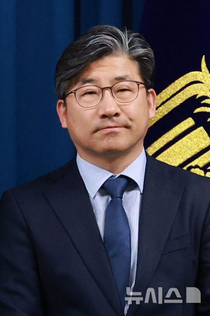 [서울=뉴시스] 고범준 기자 = 강훈식 비서실장이 6일 서울 용산구 대통령실 브리핑룸에서 1차 인선 브리핑을 진행했다. 이날 인선 발표 브리핑에 참석한 류덕현 재정기획보좌관. 2025.06.06. bjko@newsis.com