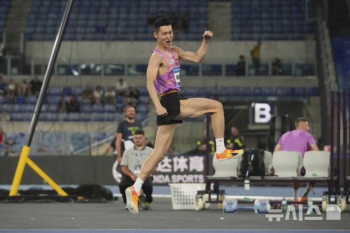 [로마=AP/뉴시스] 우상혁이 6일(현지 시간) 이탈리아 로마의 스타디오 올림피코에서 열린 2025 세계육상연맹 다이아몬드 리그 남자 높이뛰기에서 2m32를 뛰어넘어 우승한 후 환호하고 있다. 2025.06.07.