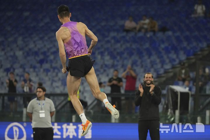 [로마=AP/뉴시스] 우상혁이 6일(현지 시간) 이탈리아 로마의 스타디오 올림피코에서 열린 2025 세계육상연맹 다이아몬드 리그 남자 높이뛰기에서 2m32를 뛰어넘어 우승한 후 환호하고 있다. 2025.06.07.