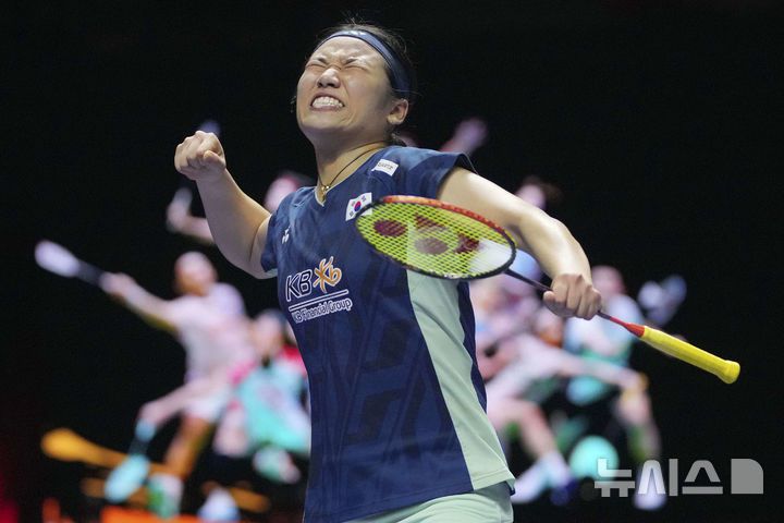 [자카르타=AP/뉴시스] 안세영이 7일(현지시간) 인도네시아 자카르타 이스토라 스타디움에서 열린 세계배드민턴연맹(BWF) 월드투어 슈퍼 1000 인도네시아오픈 여자 단식 준결승 일본 야마구치 아카네와의 경기에서 승리 후 기뻐하고 있다. 2025.06.07.