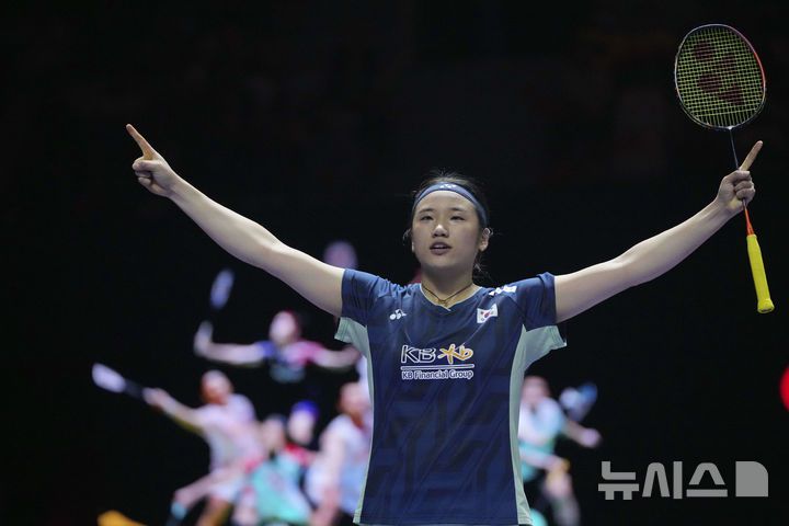[자카르타=AP/뉴시스] 안세영이 7일(현지시간) 인도네시아 자카르타 이스토라 스타디움에서 열린 세계배드민턴연맹(BWF) 월드투어 슈퍼 1000 인도네시아오픈 여자 단식 준결승 일본 야마구치 아카네와의 경기에서 승리 후 기뻐하고 있다. 2025.06.07.