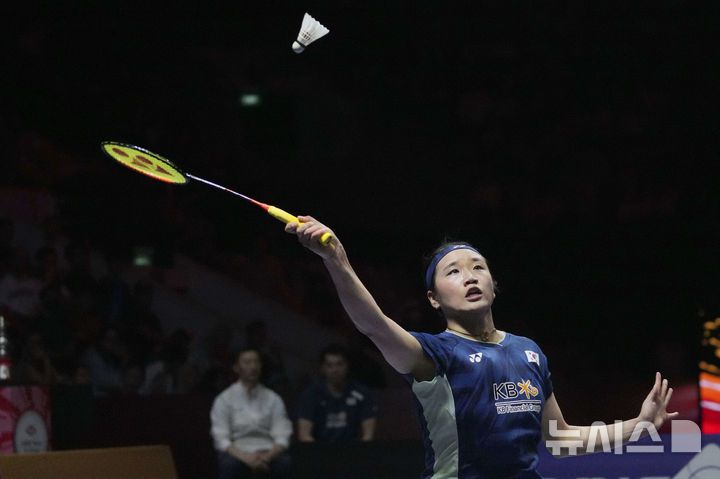[자카르타=AP/뉴시스] 안세영이 7일(현지시간) 인도네시아 자카르타 이스토라 스타디움에서 열린 세계배드민턴연맹(BWF) 월드투어 슈퍼 1000 인도네시아오픈 여자 단식 준결승에서 일본 야마구치 아카네와 경기를 치르고 있다. 2025.06.07.