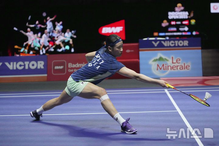 [자카르타=AP/뉴시스] 안세영이 7일(현지시간) 인도네시아 자카르타 이스토라 스타디움에서 열린 세계배드민턴연맹(BWF) 월드투어 슈퍼 1000 인도네시아오픈 여자 단식 준결승에서 일본 야마구치 아카네와 경기를 치르고 있다. 2025.06.07.