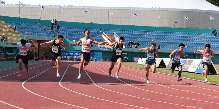 [서울=뉴시스] 2025 코리아오픈국제육상경기대회 남자부 100m 우승을 거둔 나마디 조엘진(왼쪽에서 세 번째). (사진=대한육상연맹 제공) *재판매 및 DB 금지