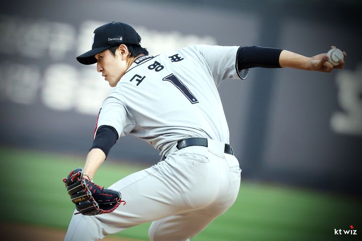 [서울=뉴시스] 프로야구 KT 위즈 고영표가 5월27일 수원KT위즈파크에서 열린 2025 신한 쏠뱅크 KBO리그 두산 베어스와의 경기에 선발 등판해 공을 던지고 있다. (사진=KT 위즈 제공) 2025.05.27. *재판매 및 DB 금지