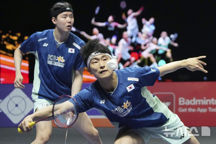 [자카르타=AP/뉴시스] 김원호(앞)와 서승재가 7일(현지 시간) 인도네시아 자카르타 이스토라 스타디움에서 열린 2025 세계배드민턴연맹(BWF) 월드투어 슈퍼 1000 인도네시아오픈 남자복식 준결승에서 파자르 알피안?무하마드 리안 아르디안토 조(인도네시아)와 경기하고 있다. 김원호-서승재가 2-1(21-18 19-21 23-21)로 이기고 결승에 올라 사바르 카르야만 구타마-모 레자 파흘레비 이스파하니 조(인도네시아)와 우승을 다툰다. 2025.06.08.