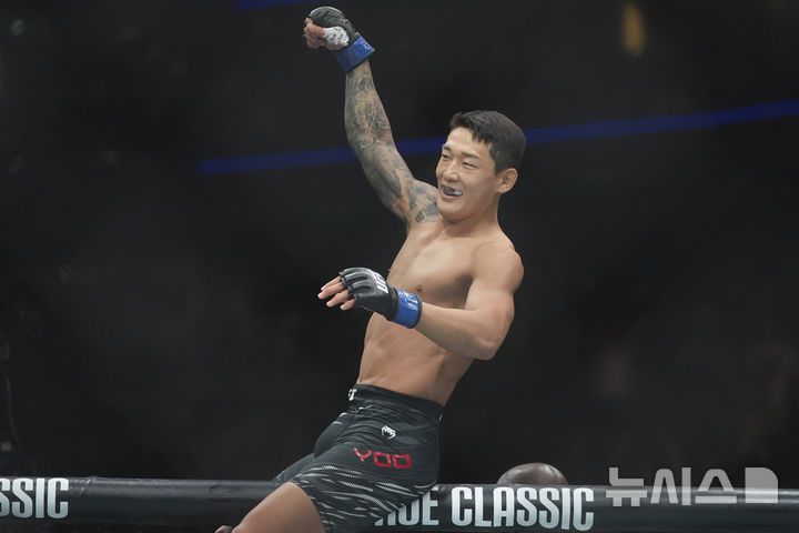 [뉴어크=AP/뉴시스] 유주상이 7일(현지 시간) 미 뉴저지주 뉴어크 프루덴셜 센터에서 열린 'UFC 316' 종합격투기 데뷔전 페더급 경기에서 인도네시아의 제카 사라기를 1라운드 28초 만에 KO로 꺾은 후 환호하고 있다. 2025.06.08.