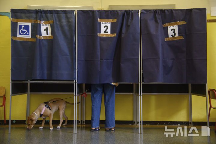 [밀라노=AP/뉴시스] 8~9일(현지 시간) 시민권 취득 요건 완화 및 일자리 보호 강화 등 5개 안건에 대한 이탈리아 국민투표가 투표율 저조로 무효 처리됐다. 사진은 8일 밀라노의 한 투표소에서 한 유권자가 투표하고 있는 모습. 2025.06.10.