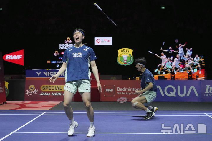 [자카르타=AP/뉴시스] 김원호(오른쪽)와 서승재가 8일(현지 시간) 인도네시아 자카르타 이스토라 스타디움에서 열린 2025 세계배드민턴연맹(BWF) 월드투어 슈퍼 1000 인도네시아오픈 남자복식 결승에서 사바르 카르야만 구타마-모 레자 파흘레비 이스파하니 조(인도네시아)를 꺾고 기뻐하고 있다. 김원호-서승재가 2-1(18-21 21-19 21-12)로 역전승을 거두고 우승을 차지했다. 2025.06.09.